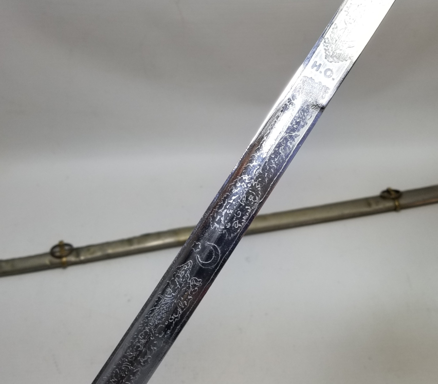 CUMHURİYET BAŞLARI BOYNUZ SAPLI VE GRAVÜRLÜ SUBAY KILICI