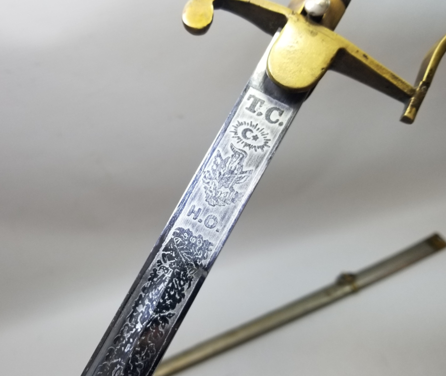 CUMHURİYET BAŞLARI BOYNUZ SAPLI VE GRAVÜRLÜ SUBAY KILICI