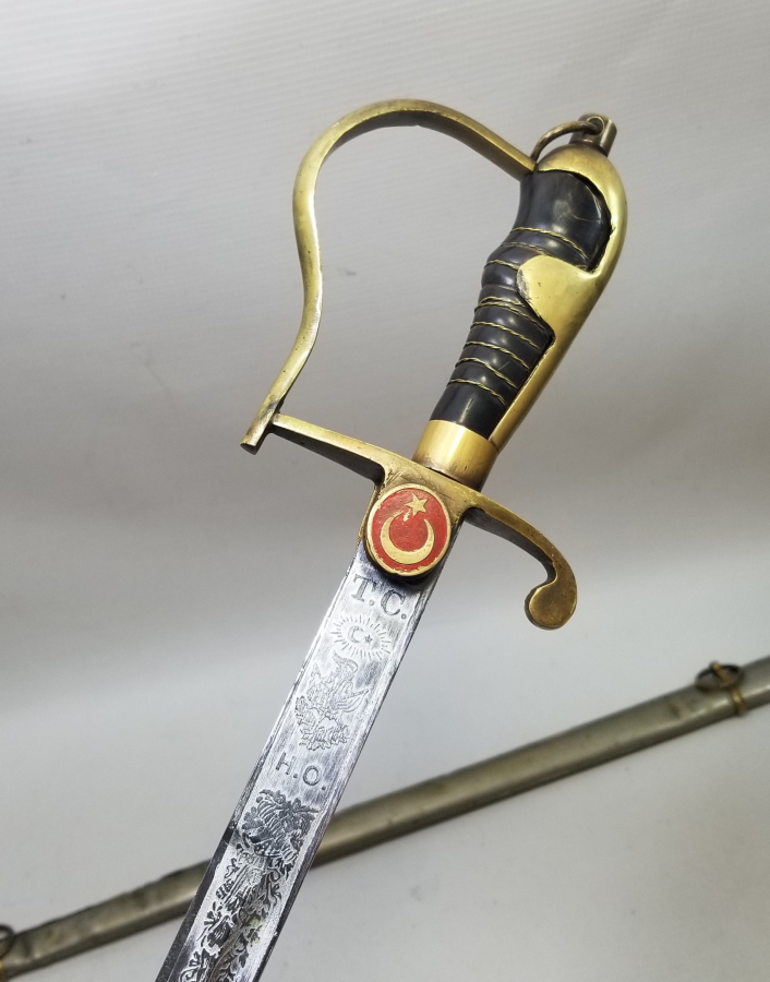 CUMHURİYET BAŞLARI BOYNUZ SAPLI VE GRAVÜRLÜ SUBAY KILICI