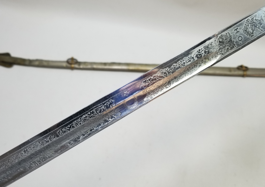 CUMHURİYET BAŞLARI BOYNUZ SAPLI VE GRAVÜRLÜ SUBAY KILICI