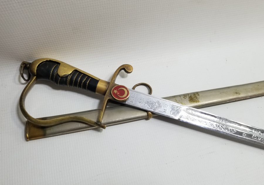 CUMHURİYET BAŞLARI BOYNUZ SAPLI VE GRAVÜRLÜ SUBAY KILICI