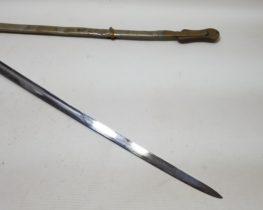 CUMHURİYET BAŞLARI BOYNUZ SAPLI VE GRAVÜRLÜ SUBAY KILICI