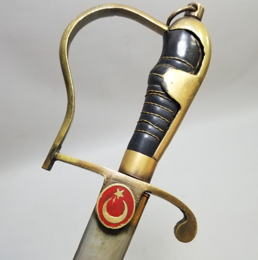 CUMHURİYET BAŞLARI BOYNUZ SAPLI VE GRAVÜRLÜ SUBAY KILICI