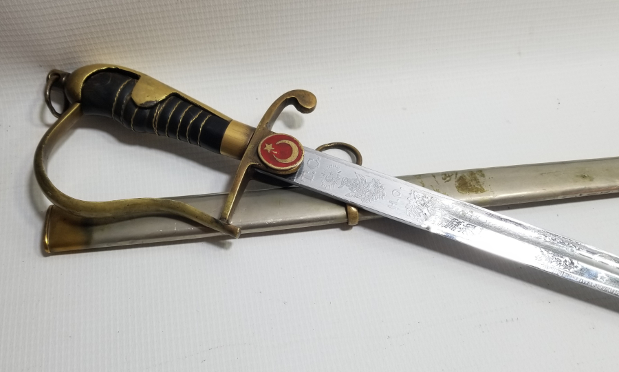 CUMHURİYET BAŞLARI BOYNUZ SAPLI VE GRAVÜRLÜ SUBAY KILICI