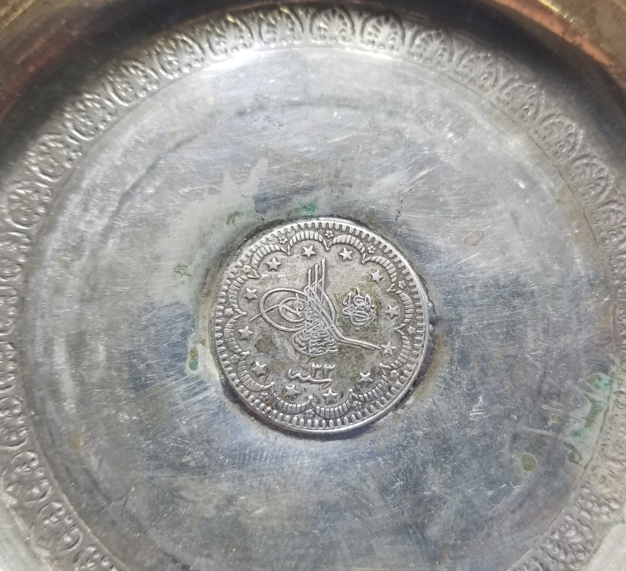 ORTASINDA OSMANLI BEŞ KURUŞ BULUNAN GÜMÜŞ KINA TASI