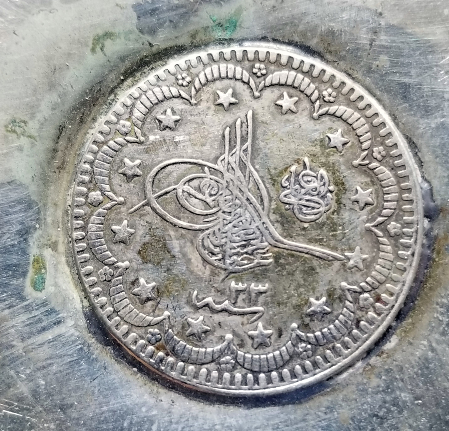 ORTASINDA OSMANLI BEŞ KURUŞ BULUNAN GÜMÜŞ KINA TASI