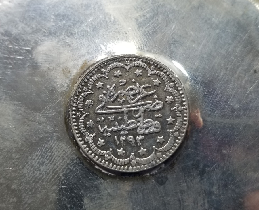 ORTASINDA OSMANLI BEŞ KURUŞ BULUNAN GÜMÜŞ KINA TASI