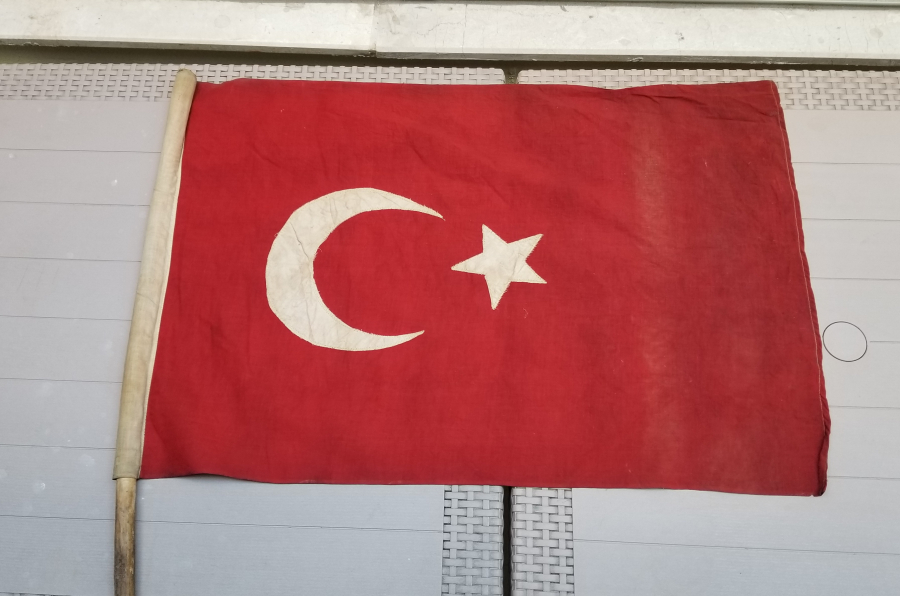 ORİJİNAL AHŞAP SAPIYLA OSMANLI DÖNEMİ BÜYÜK BOY DÜKKAN BAYRAĞI