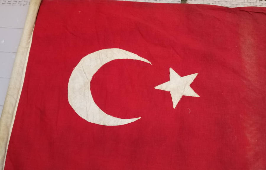 ORİJİNAL AHŞAP SAPIYLA OSMANLI DÖNEMİ BÜYÜK BOY DÜKKAN BAYRAĞI