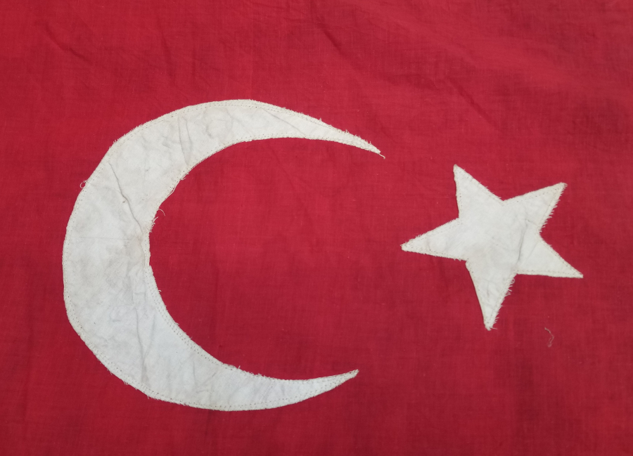 ORİJİNAL AHŞAP SAPIYLA OSMANLI DÖNEMİ BÜYÜK BOY DÜKKAN BAYRAĞI