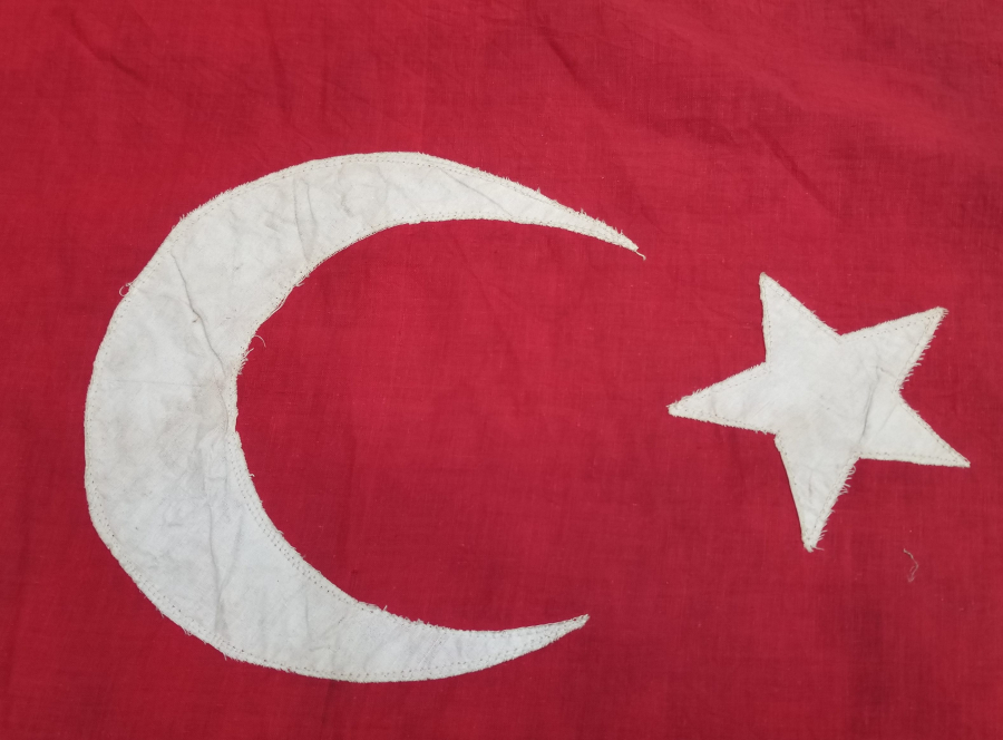 ORİJİNAL AHŞAP SAPIYLA OSMANLI DÖNEMİ BÜYÜK BOY DÜKKAN BAYRAĞI