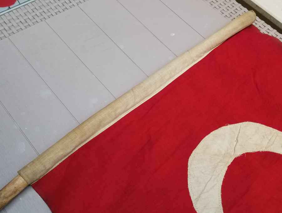 ORİJİNAL AHŞAP SAPIYLA OSMANLI DÖNEMİ BÜYÜK BOY DÜKKAN BAYRAĞI