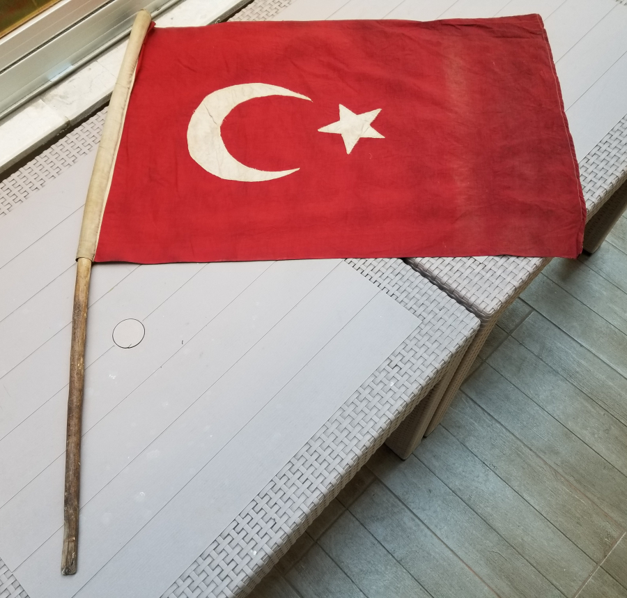 ORİJİNAL AHŞAP SAPIYLA OSMANLI DÖNEMİ BÜYÜK BOY DÜKKAN BAYRAĞI