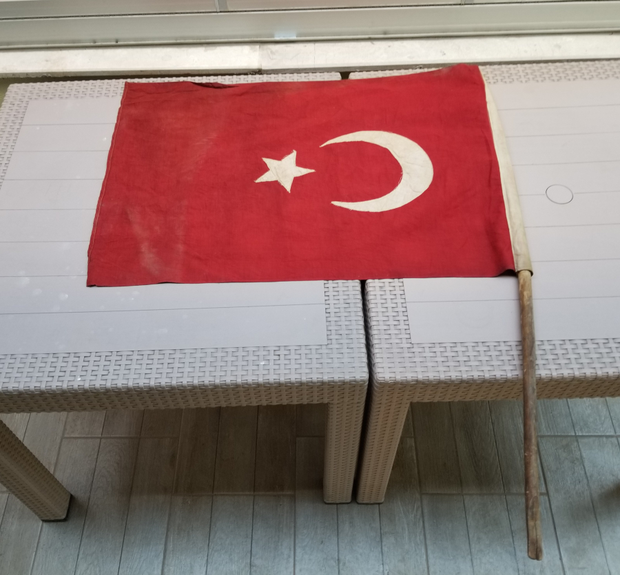 ORİJİNAL AHŞAP SAPIYLA OSMANLI DÖNEMİ BÜYÜK BOY DÜKKAN BAYRAĞI