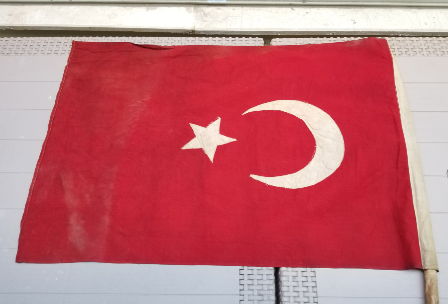 ORİJİNAL AHŞAP SAPIYLA OSMANLI DÖNEMİ BÜYÜK BOY DÜKKAN BAYRAĞI