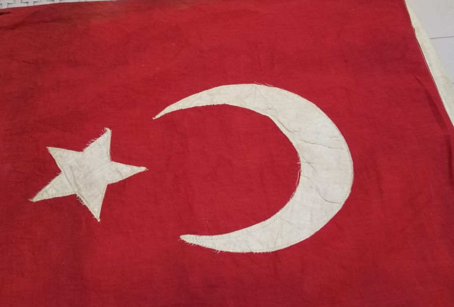 ORİJİNAL AHŞAP SAPIYLA OSMANLI DÖNEMİ BÜYÜK BOY DÜKKAN BAYRAĞI