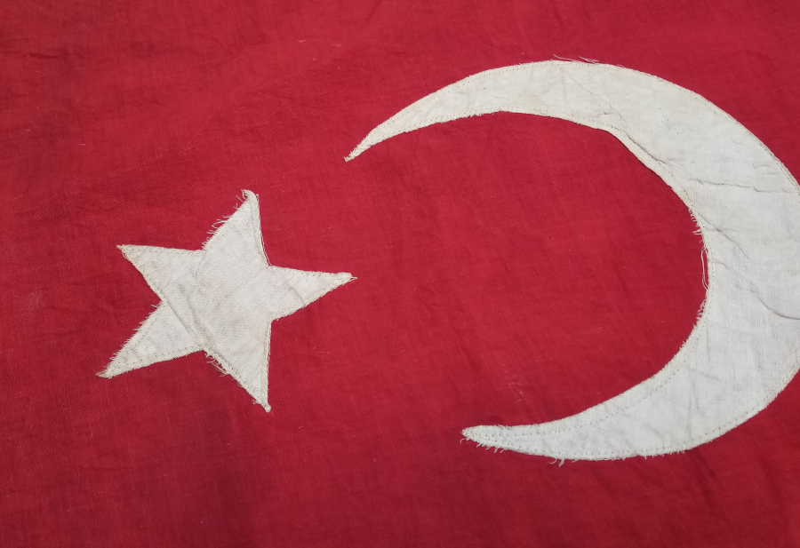 ORİJİNAL AHŞAP SAPIYLA OSMANLI DÖNEMİ BÜYÜK BOY DÜKKAN BAYRAĞI