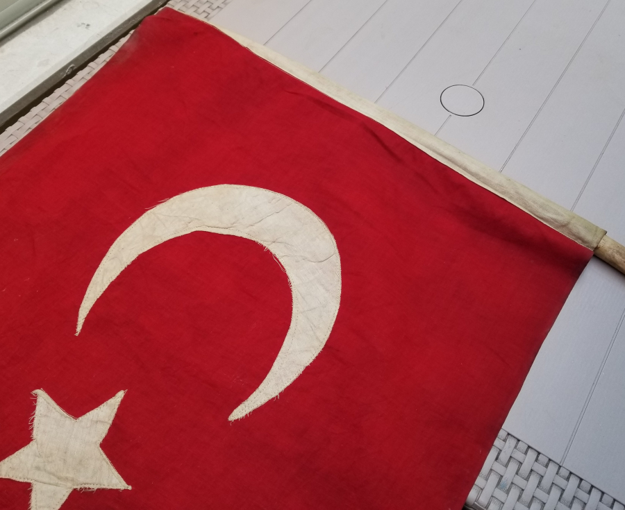 ORİJİNAL AHŞAP SAPIYLA OSMANLI DÖNEMİ BÜYÜK BOY DÜKKAN BAYRAĞI