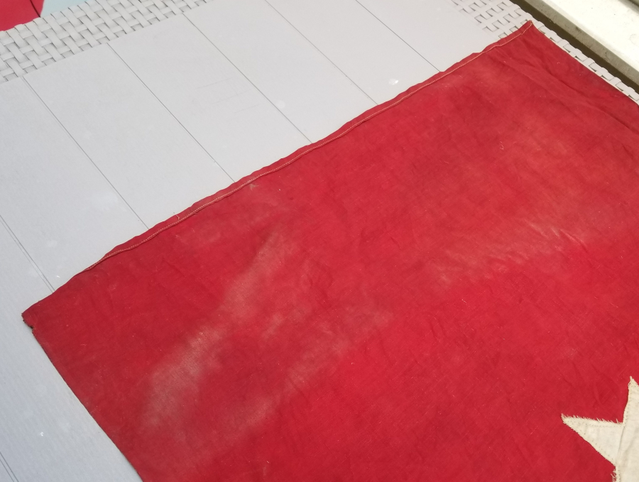 ORİJİNAL AHŞAP SAPIYLA OSMANLI DÖNEMİ BÜYÜK BOY DÜKKAN BAYRAĞI