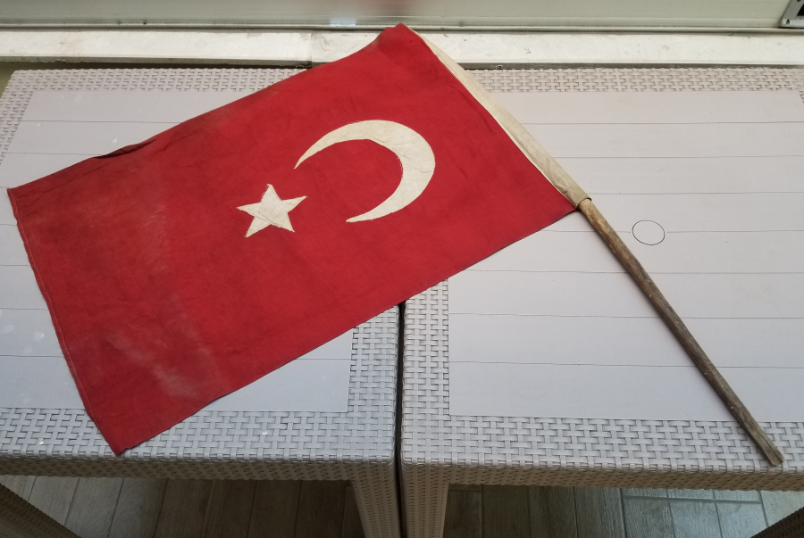 ORİJİNAL AHŞAP SAPIYLA OSMANLI DÖNEMİ BÜYÜK BOY DÜKKAN BAYRAĞI