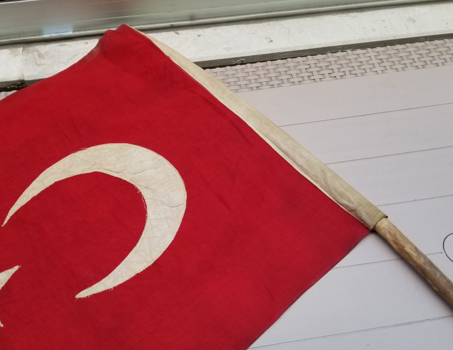 ORİJİNAL AHŞAP SAPIYLA OSMANLI DÖNEMİ BÜYÜK BOY DÜKKAN BAYRAĞI