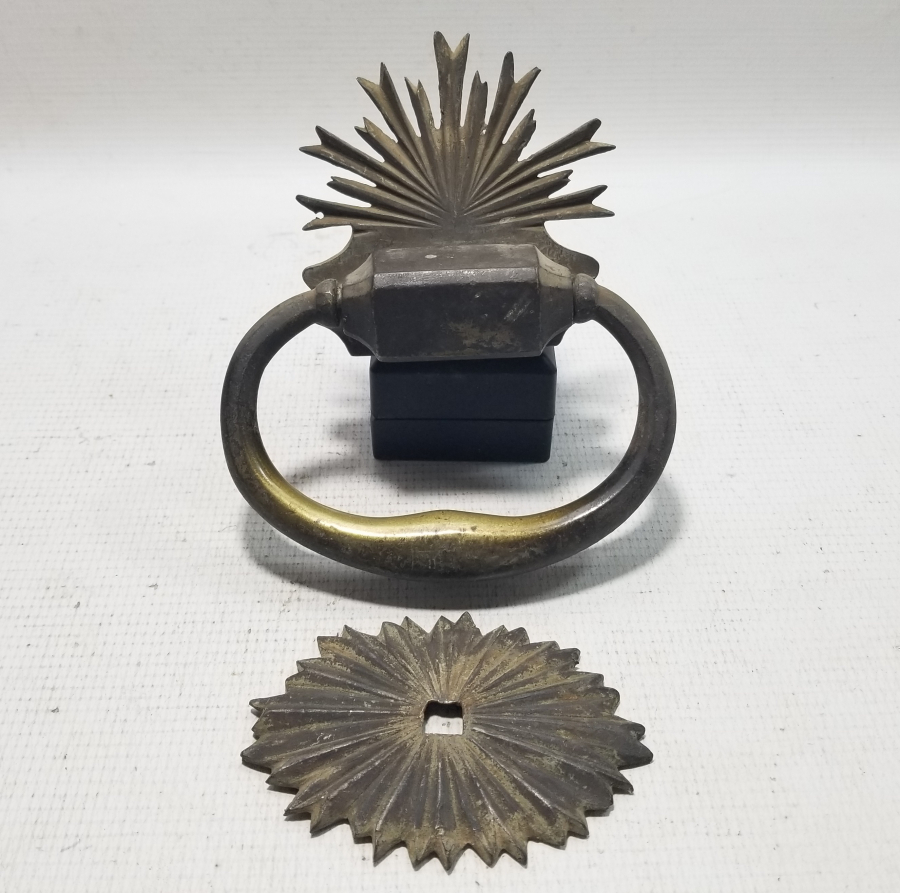 SALTANAT ŞEMSESİ FORMUNDA APLİKLERİ BULUNAN OSMANLI DÖNEMİ KAPI TOKMAĞI