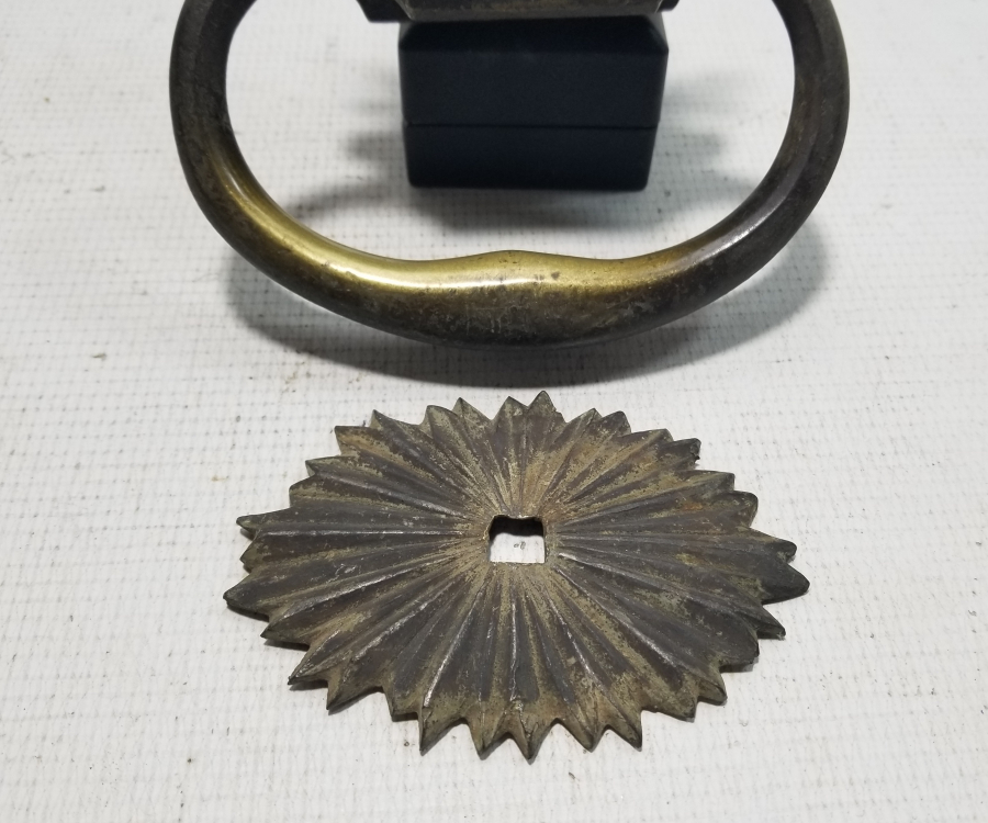 SALTANAT ŞEMSESİ FORMUNDA APLİKLERİ BULUNAN OSMANLI DÖNEMİ KAPI TOKMAĞI