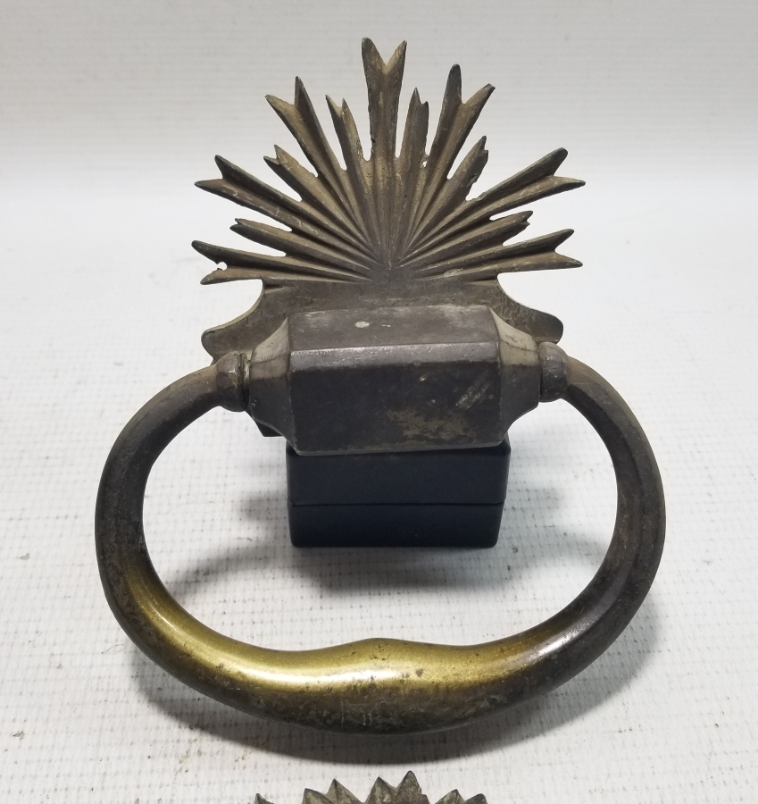 SALTANAT ŞEMSESİ FORMUNDA APLİKLERİ BULUNAN OSMANLI DÖNEMİ KAPI TOKMAĞI