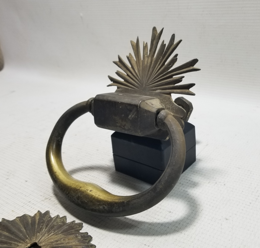 SALTANAT ŞEMSESİ FORMUNDA APLİKLERİ BULUNAN OSMANLI DÖNEMİ KAPI TOKMAĞI