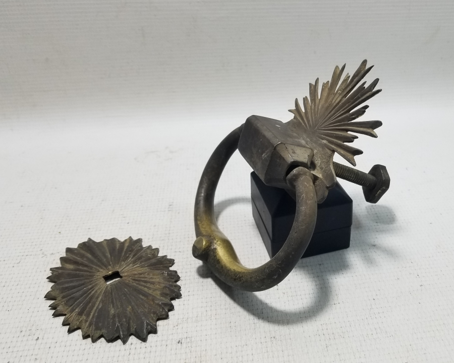 SALTANAT ŞEMSESİ FORMUNDA APLİKLERİ BULUNAN OSMANLI DÖNEMİ KAPI TOKMAĞI