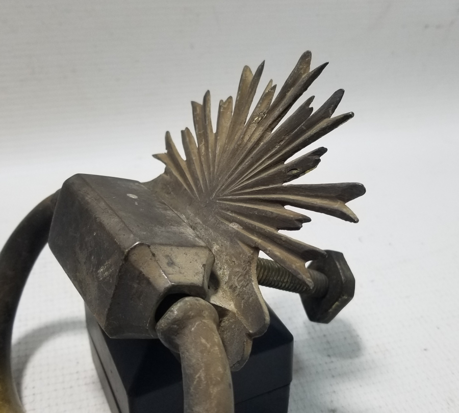 SALTANAT ŞEMSESİ FORMUNDA APLİKLERİ BULUNAN OSMANLI DÖNEMİ KAPI TOKMAĞI