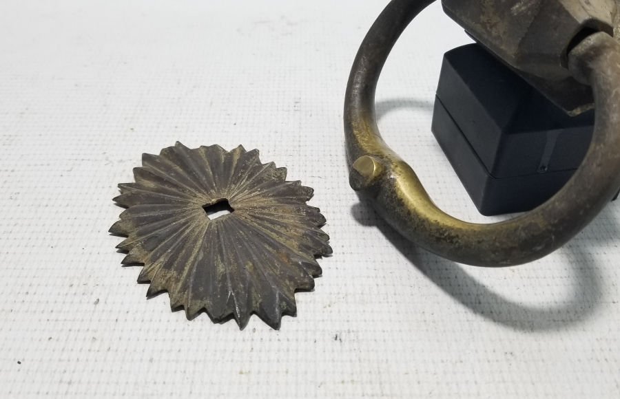 SALTANAT ŞEMSESİ FORMUNDA APLİKLERİ BULUNAN OSMANLI DÖNEMİ KAPI TOKMAĞI