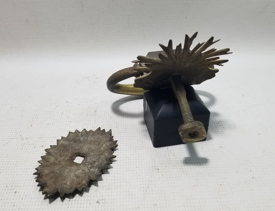 SALTANAT ŞEMSESİ FORMUNDA APLİKLERİ BULUNAN OSMANLI DÖNEMİ KAPI TOKMAĞI