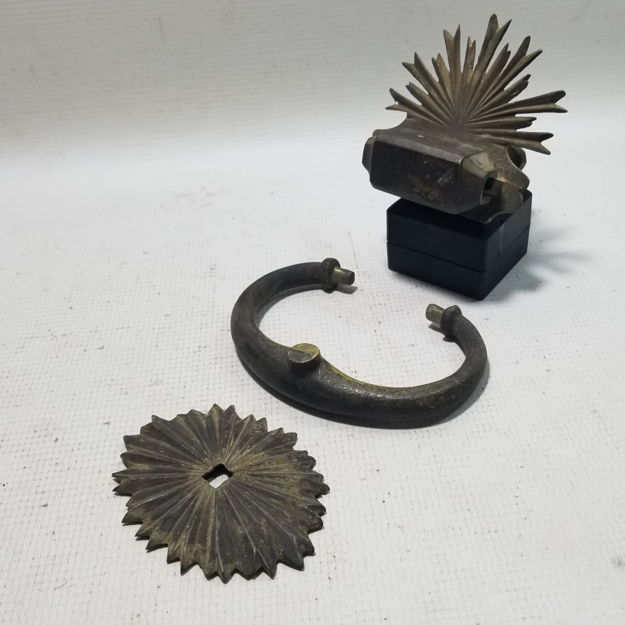 SALTANAT ŞEMSESİ FORMUNDA APLİKLERİ BULUNAN OSMANLI DÖNEMİ KAPI TOKMAĞI