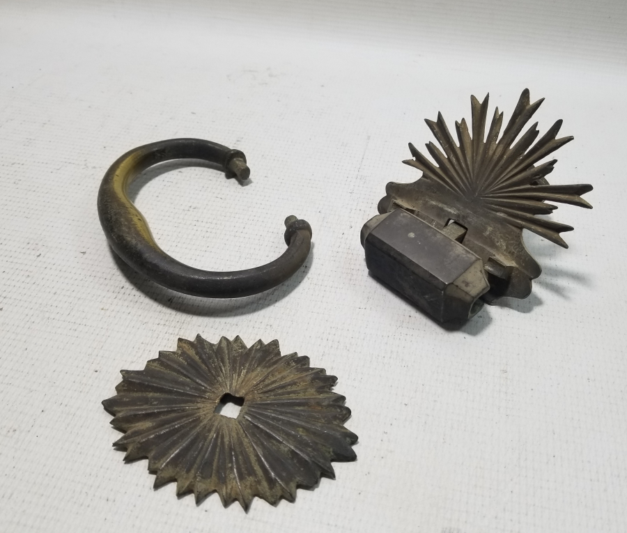 SALTANAT ŞEMSESİ FORMUNDA APLİKLERİ BULUNAN OSMANLI DÖNEMİ KAPI TOKMAĞI