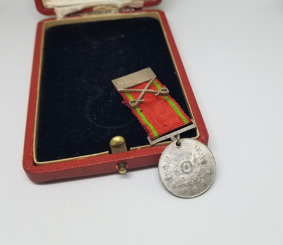 ORİJİNAL KUTUSUNDA ÇOK NADİR KILIÇLI LİYAKAT MADALYASI