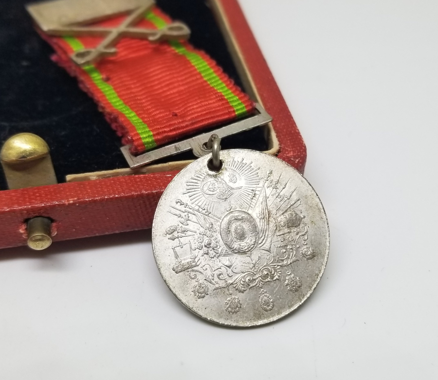 ORİJİNAL KUTUSUNDA ÇOK NADİR KILIÇLI LİYAKAT MADALYASI