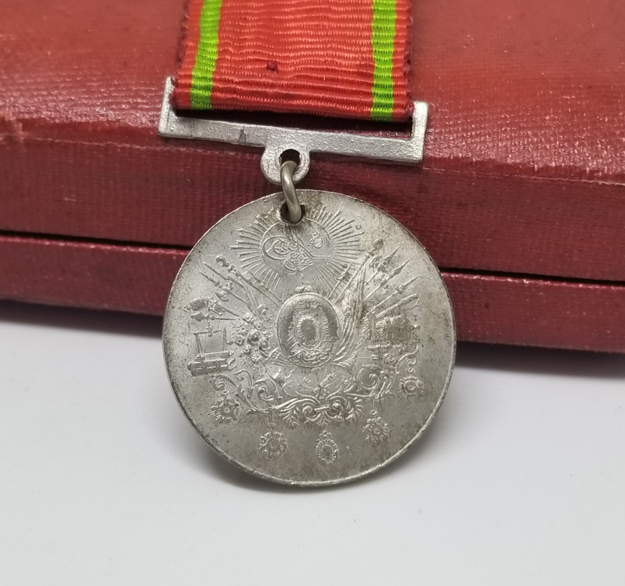 ORİJİNAL KUTUSUNDA ÇOK NADİR KILIÇLI LİYAKAT MADALYASI