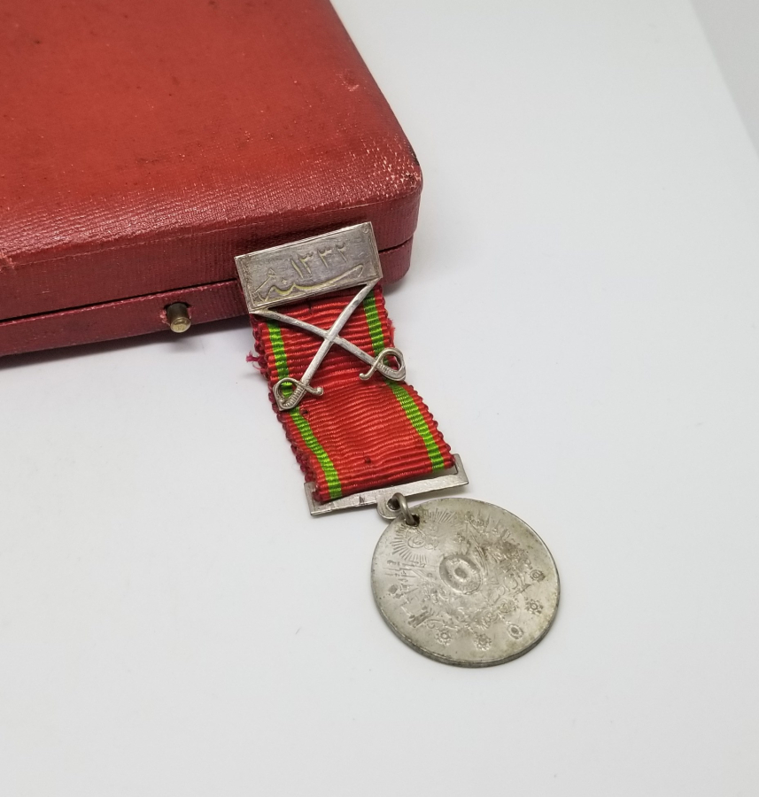 ORİJİNAL KUTUSUNDA ÇOK NADİR KILIÇLI LİYAKAT MADALYASI
