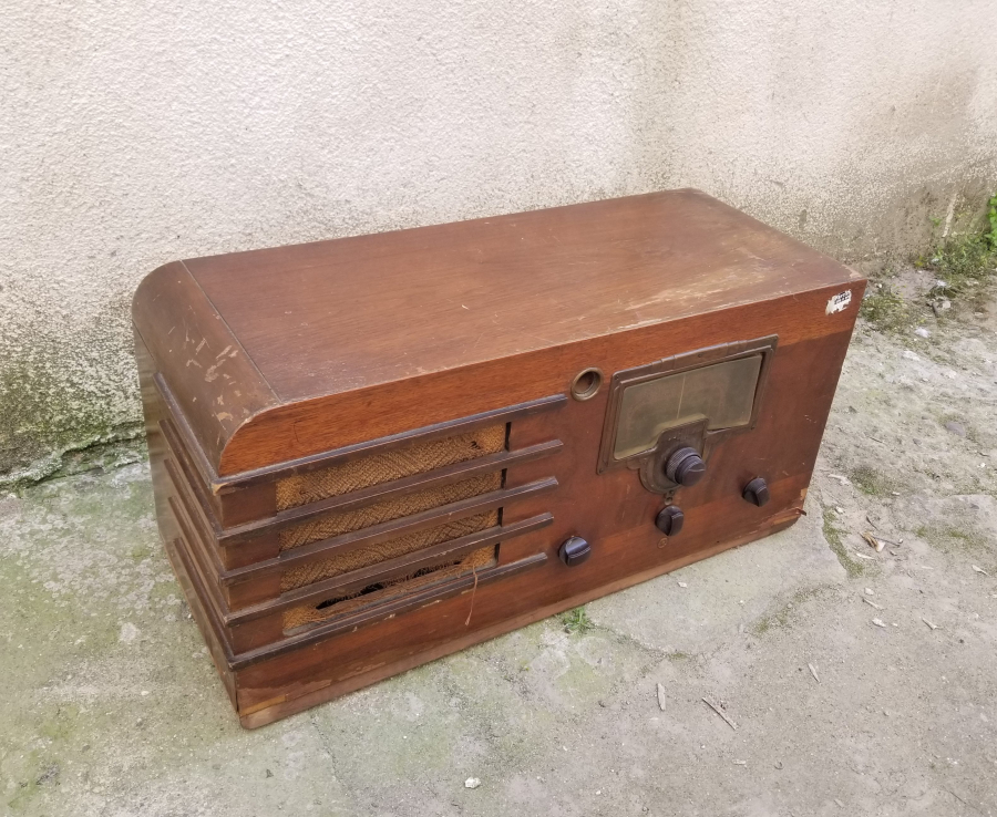 NADİR FORMDA ANTİKA AHŞAP KASA RADYO