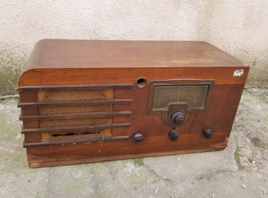 NADİR FORMDA ANTİKA AHŞAP KASA RADYO