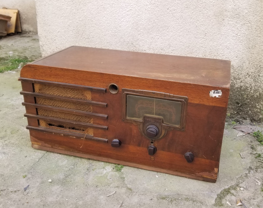 NADİR FORMDA ANTİKA AHŞAP KASA RADYO