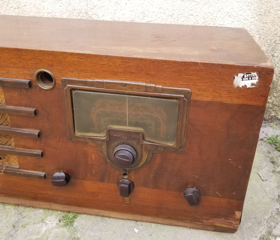 NADİR FORMDA ANTİKA AHŞAP KASA RADYO