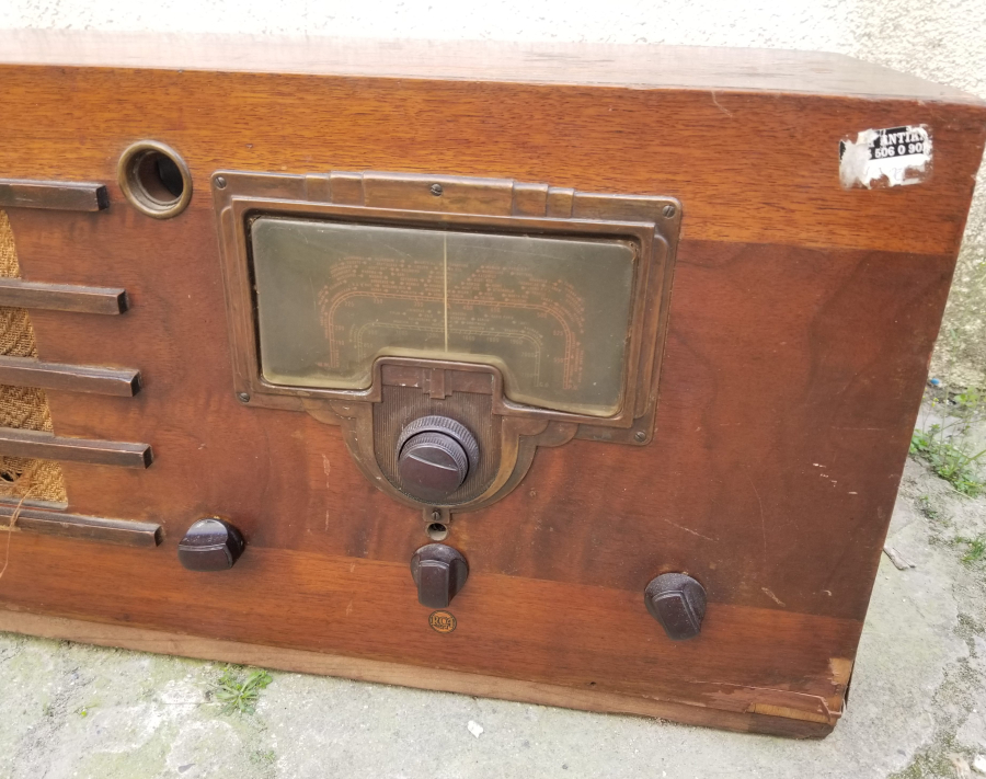 NADİR FORMDA ANTİKA AHŞAP KASA RADYO