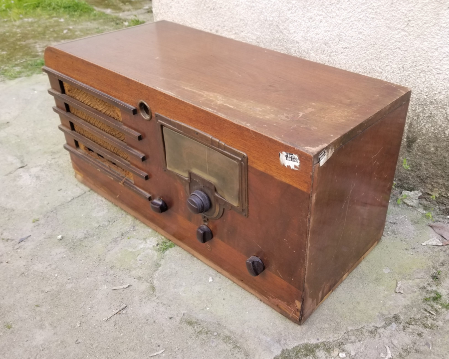 NADİR FORMDA ANTİKA AHŞAP KASA RADYO