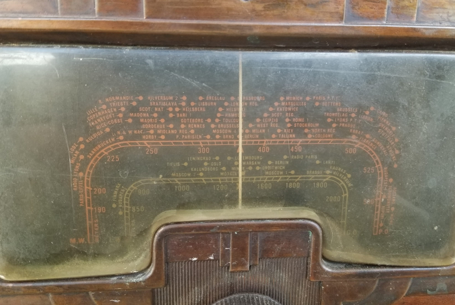 NADİR FORMDA ANTİKA AHŞAP KASA RADYO