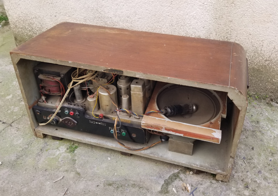 NADİR FORMDA ANTİKA AHŞAP KASA RADYO