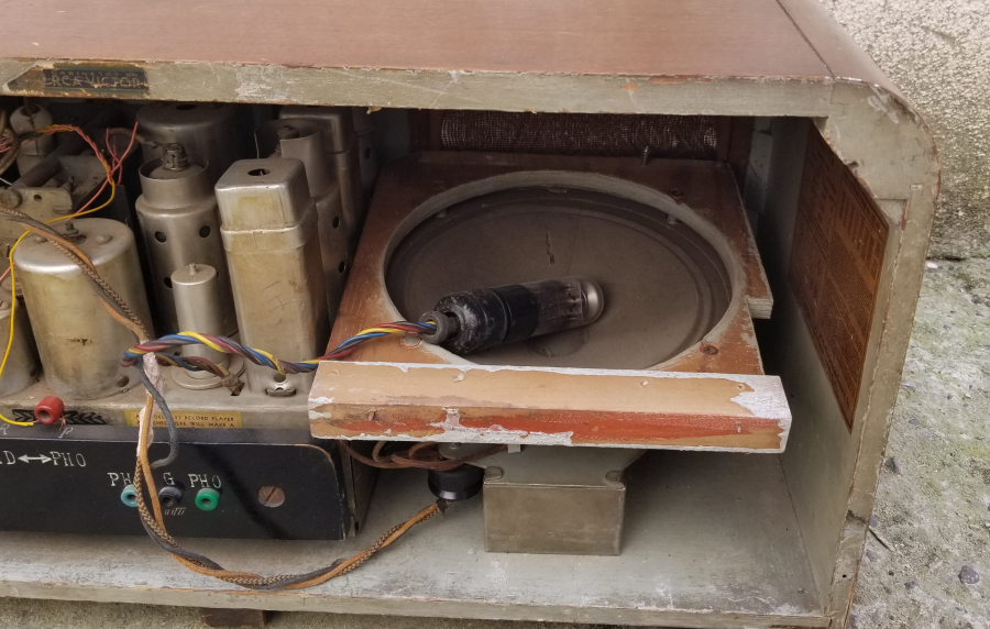 NADİR FORMDA ANTİKA AHŞAP KASA RADYO