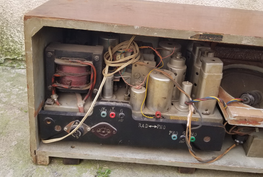 NADİR FORMDA ANTİKA AHŞAP KASA RADYO