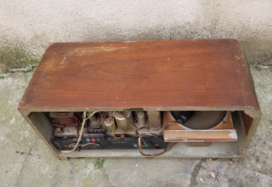 NADİR FORMDA ANTİKA AHŞAP KASA RADYO